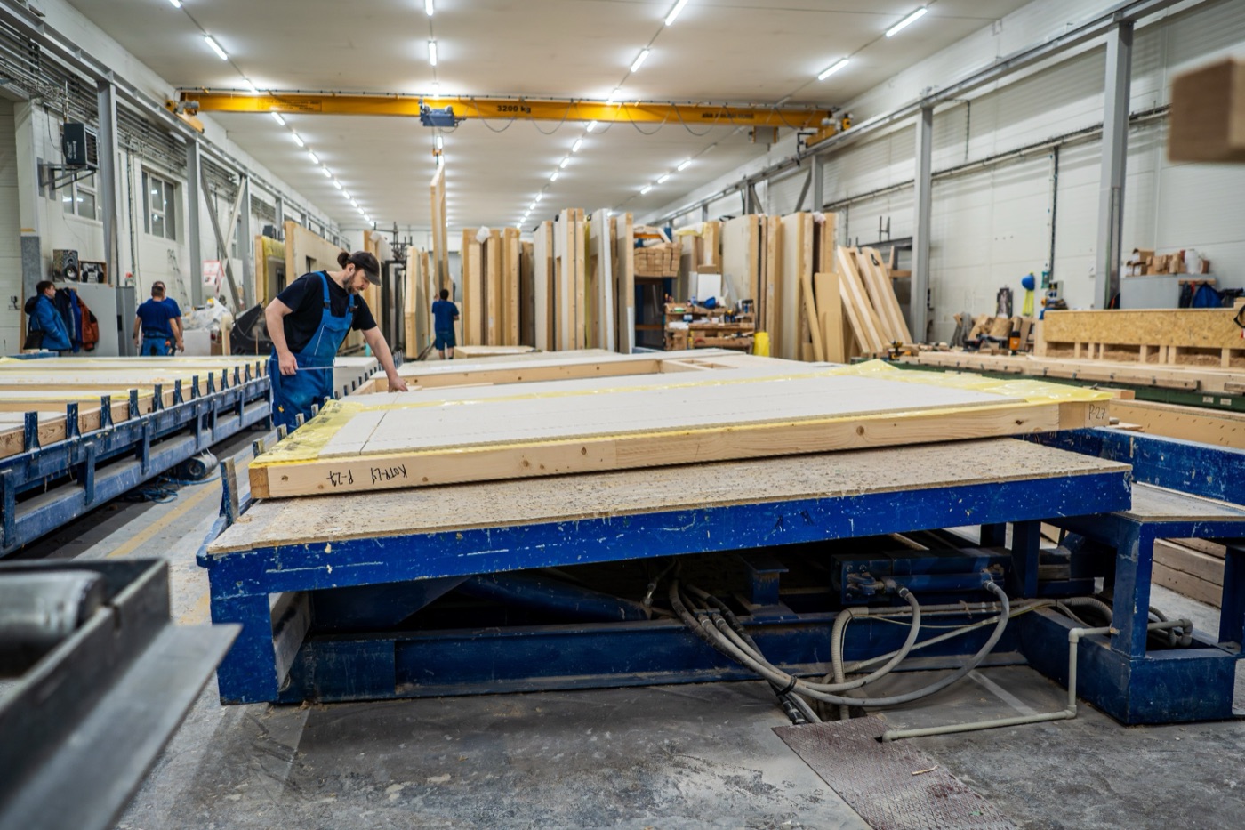 Stropní panel na hydraulickém stole