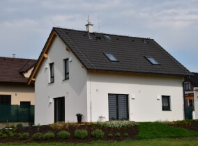 Od 26. 6. 2017 začínáme s montáží přízemního domu Jubileum Profi 87 v okrese Tábor. Dům stavíme v difuzně otevřené konstrukci DifuTech® v dokončenosti All inclusive. difuzně otevřená konstrukce ATRIUM CLIMA PLUS U = 0,16 W/m2K Máte zájem o prohlídku této dřevostavby? Kontaktujte nás na telefonu 376 512 087 nebo e-mailu info@atrium.cz.