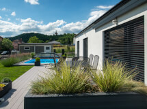 Terasa: Stínění zajišťuje markýza 5x4 m s čidlem na vítr.