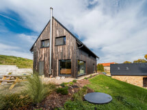 Zraje v čase: Barva fasády se s přibývajícími léty mění, na různých světových stranách odlišně. Někde je stále patrnější struktura dřeva, skoro jako kdyby byla prkna vykartáčovaná, jinde naopak zůstává sametově černá.