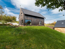 Sžívání s pozemkem: Po odstranění původní stavby se investoři chtěli s nově vyčištěným pozemkem nejprve trochu „očuchat“. A nový dům se tak nakonec rozhodli vybudovat z důvodů většího soukromí na opačné straně zahrady.