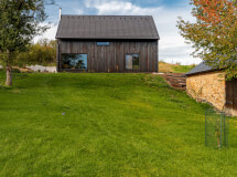 Není důvod spěchat: Zahradu budují majitelé domu postupně a organicky – od začátku jim bylo jasné, že parcele uprostřed staré zástavby nebude slušet typická „satelitní zahrádka“.