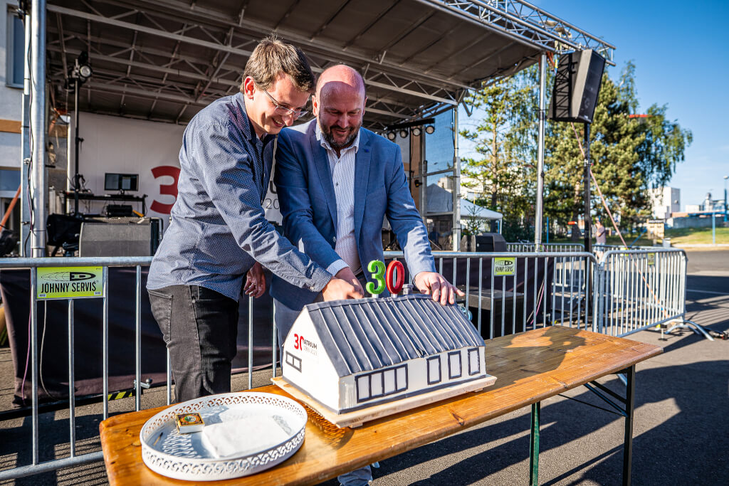 Krájení dortu při oslavě 30 let firmy ATRIUM