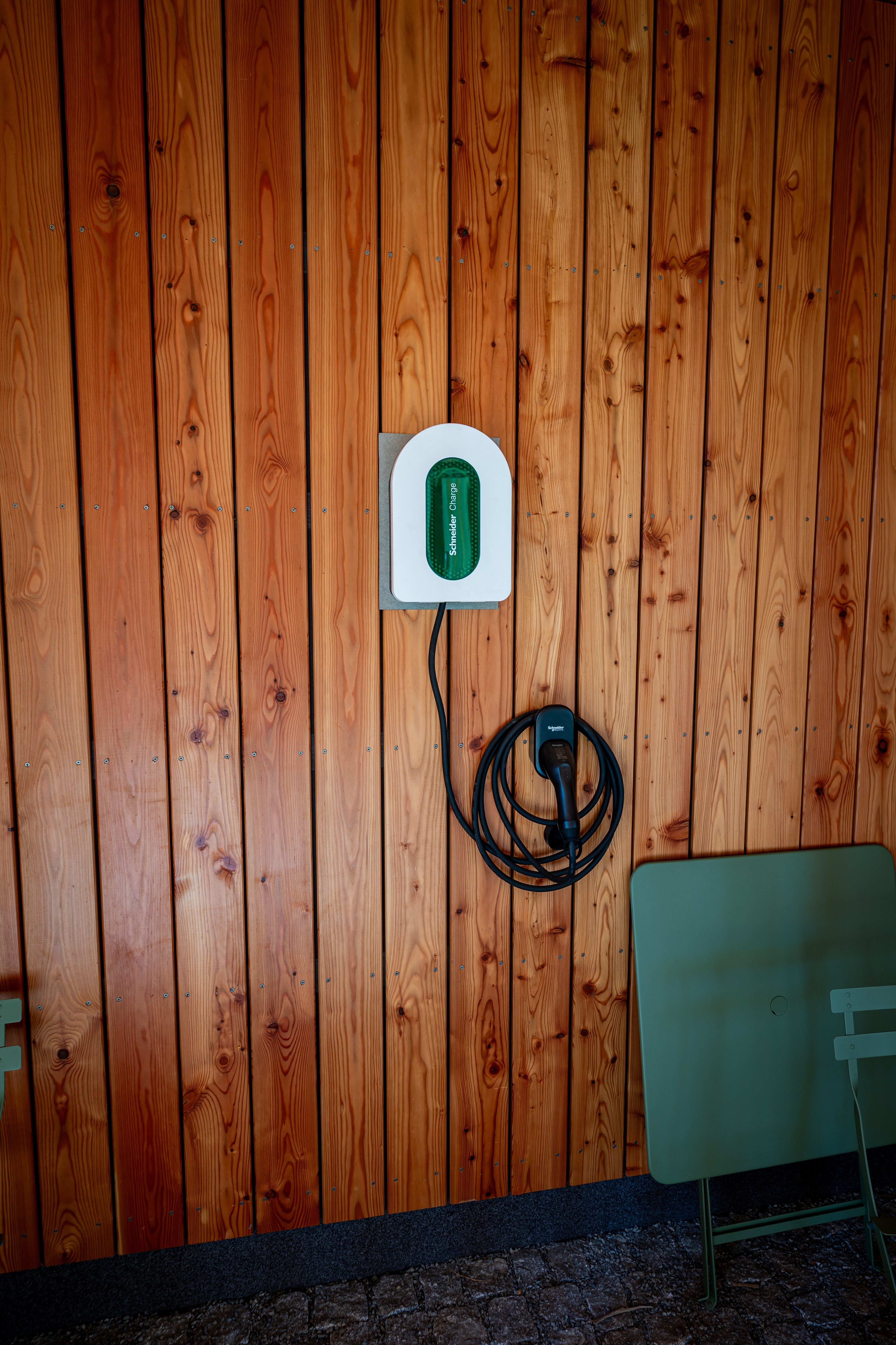 Wallbox Schneider pro nabíjení elektromobilu u domu ATRIUM