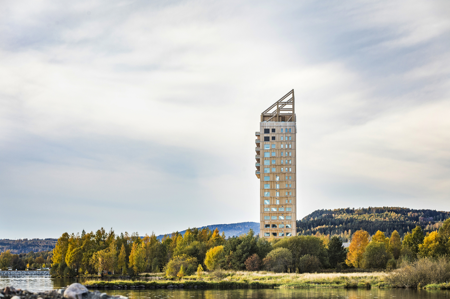 Mjøstårnet, dřevěná výšková budova u jezera Mjøsa