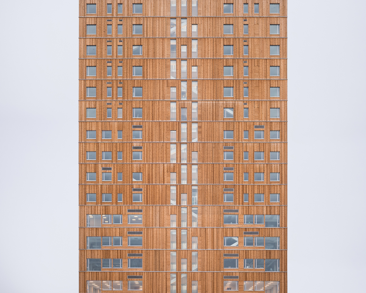 Detail dřevěné konstrukce budovy Mjøstårnet
